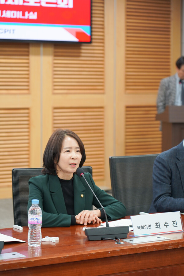 최수진 국회 과학기술정보방송통신위원회 소속 의원(국민의힘)이 3월 31일 오전 10시 국회의원회관 제1세미나실에서 열린 사람중심 기업가정신 글로벌 가이드라인 국제토론회에서 말하고 있다. / 최수진 의원실