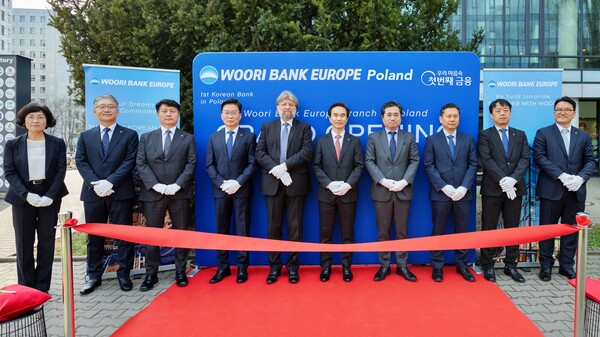 왼쪽부터 유럽우리은행 정현숙 법인장, LG전자 김유선 폴란드법인장, 한국항공우주산업 이원혁 유럽법인장, 현대로템 서준모 유럽방산법인장, 피오트르 오스타셰프스키 前주한 폴란드대사, 우리은행 류형진 글로벌그룹장, 임훈민 주폴란드 대한민국 대사, KOTRA 이정훈 바르샤바무역관장, SK IET 박병철 폴란드법인장, 유럽우리은행 이정우 폴란드지점장이 개점식에 참석해 기념촬영을 하고 있다./우리은행