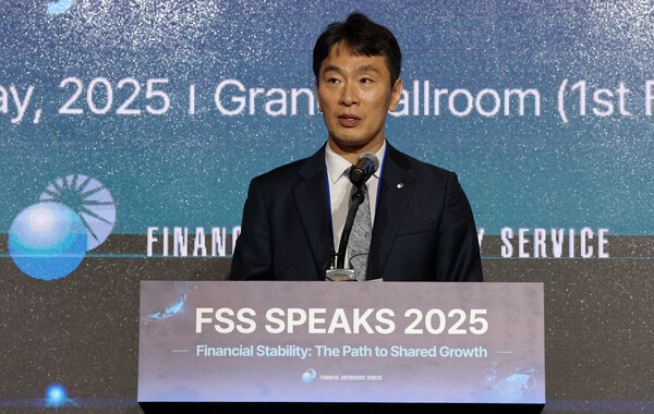 이복현(사진) 금융감독원장은 1일 임원회의에서 미국 상호관세 행정명령 발표 등으로 금융시장 변동성이 큰 폭으로 확대될 수 있으므로 임직원 모두 경각심을 갖고 업무에 임해달라고 당부했다. 이 원장이 지난달 27일 금감원 SPEAKS 2025에서 개회사를 하고 있다. /뉴스1