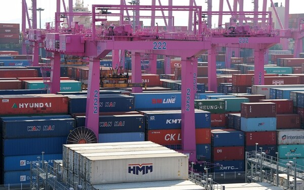 인천 연수구 인천신항에서 수출품을 담은 컨테이너 선적 작업이 진행되고 있다. / 뉴스1