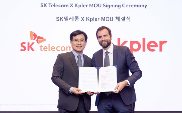 신용식(왼쪽) SK텔레콤 AIX 사업부장과 케플러 공동 창업자인 장 매이니어 회장이 양해각서에 서명하고 기념 촬영하고 있다. / SK텔레콤