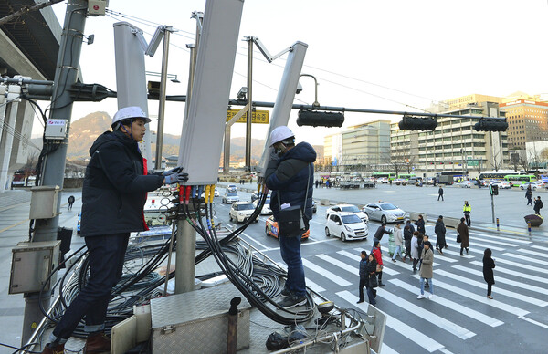 이동통신사 직원들이 이동형 차량 기지국을 설치하고 있는 모습. / 뉴스1