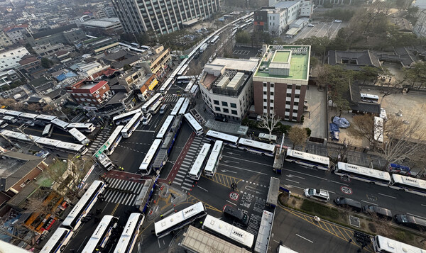 4일 오전 서울시 종로구 헌법재판소 주변 도로가 윤석역 대통령 탄핵 심판 선고를 앞두고 차벽으로 둘러 싸여 있다. / 뉴스1