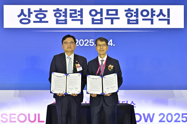 (왼쪽부터) 조준희 KOSA 회장, 강남훈 KAMA 회장 / 한국소프트웨어산업협회