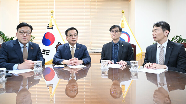 최상목 경제부총리 겸 기획재정부 장관(왼쪽 두 번째)이 4일 서울 종로구 정부서울청사에서 열린 거시경제·금융현안 간담회를 주재하고 있다. 왼쪽부터 김병환 금융위원장, 최 부총리, 이창용 한국은행 총재, 이복현 금융감독원장. /기획재정부