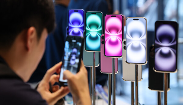 서울 중구 명동 애플스토어에서 시민들이 애플의 스마트폰 '아이폰 16시리즈'를 살펴보고 있다. / 뉴스1