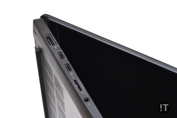 제품 좌측의 USB-C 포트 두 개는 서로 지원 규격이 다르다. / 권용만 기자