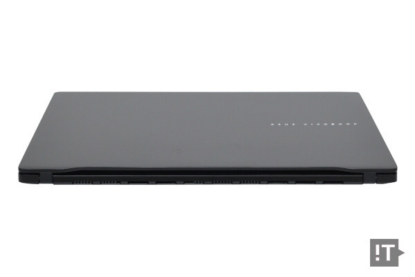 에이수스 ‘비보북 S 16 OLED’ 제품 측면 열기 배출부 모습 / 권용만 기자