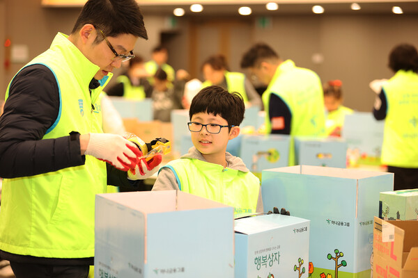 하나금융그룹(회장 함영주)은 지난 5일 지역사회 소상공인을 위해 그룹 임직원과 가족 100여 명이 참여하여 행복상자 만들기 및 거리환경 정비 봉사활동을 실시했다고 밝혔다. 이날 봉사활동에 참여한 임직원 및 가족들이 소상공인들의 필수품이 담긴 행복상자를 만들고 있다./하나금융그룹