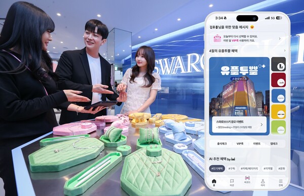LG유플러스 직원이 4월 문화 생활 혜택인 스와로브스키 주얼리 스타일링 매장을 방문해 차별화된 고객 경험 혜택을 이용하고 있다. / LG유플러스