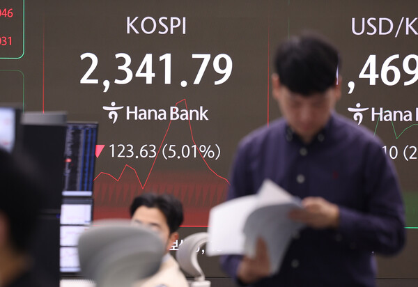 한국거래소에 따르면 7일 오전 9시 36분 기준 코스피는 2342.12로 전 거래일 대비 5.00% 하락했다. 이날 서울 중구 하나은행 본점 딜링룸에서 직원들이 업무를 보고 있다. / 뉴스1