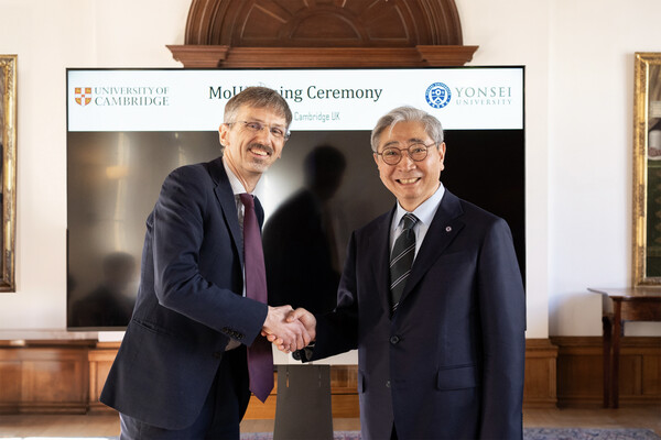 존 애스턴 경 케임브리지대 연구부총장(좌), 윤동섭 연세대학교 총장(우) / 연세대학교