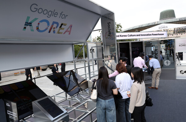 2024년 9월 30일 서울 서초구 예술의전당 음악광장에서 구글코리아 설립 20주년 맞이 열린 '구글 포 코리아 2024' 행사에서 참석자들이 전시물을 살펴보고 있다. / 뉴스1