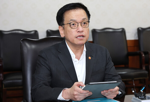 최상목 경제부총리 겸 기획재정부 장관이 8일 서울 종로구 정부서울청사에서 열린 경제관계장관간담회에서 발언을 하고 있다./뉴스1