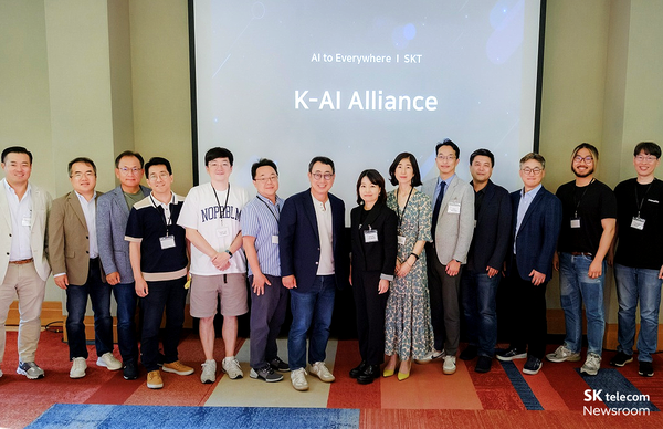 유영상(왼쪽에서 일곱 번째) SK텔레콤 대표와 K-인공지능(AI) 얼라이언스 멤버사 관계자들이 기념 촬영하고 있다. / SK텔레콤