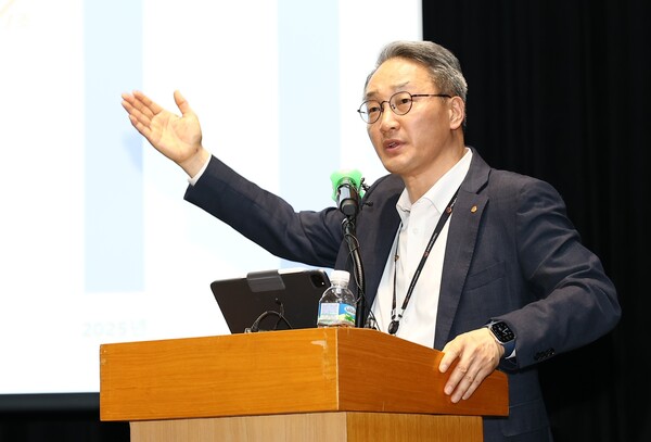 안병철 한화에어로스페이스 전략부문 총괄사장이 8일 설명회를 통해 사업 비전과 투자계획에 대해 설명하고 있다. / 한화