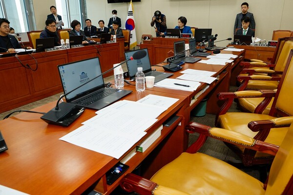 3월 11일 서울 여의도 국회에서 열린 제423회국회(임시회) 제2차 과학기술정보방송통신위원회 전체회의에서 최민희 위원장이 여당 퇴장 속에 류희림 방송통신심의위원장 사퇴 촉구 결의안과 류 위원장 민원사주와 은폐 의혹에 관련한 감사원에 대한 감사요구안 통과를 알리고 있다. / 뉴스1