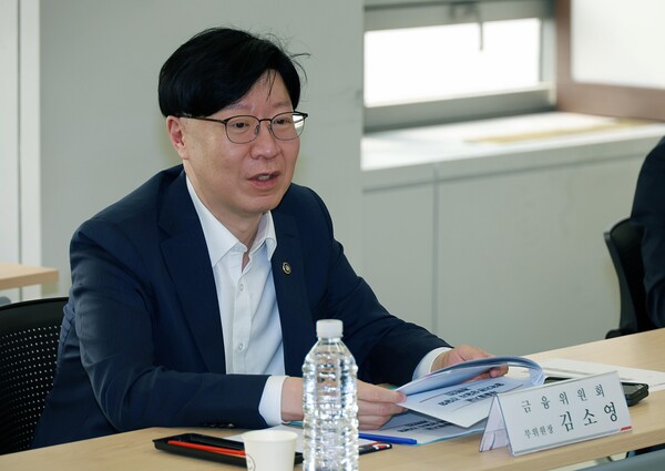 김소영(사진) 금융위원회 부위원장은 8일 서울 종로구 정부서울청사에서 열린 ‘제1차 자본시장전략 포럼’에서 “잠재성장률 하락, 저출생‧고령화 등을 직면한 상황에서 자본시장의 역할이 중요할 것”이라고 강조했다. 김 부위원장이 지난달 27일 새출발기금 협약기금 협약기관 및 상담사 간담회를 진행하고 있다. / 뉴스1