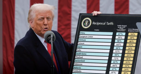 도널드 트럼프 미국 대통령이 4월 2일 백악관 로즈가든에서 차트를 들고 상호 관세 부과에 대해 발표하고 있다. / 조선DB