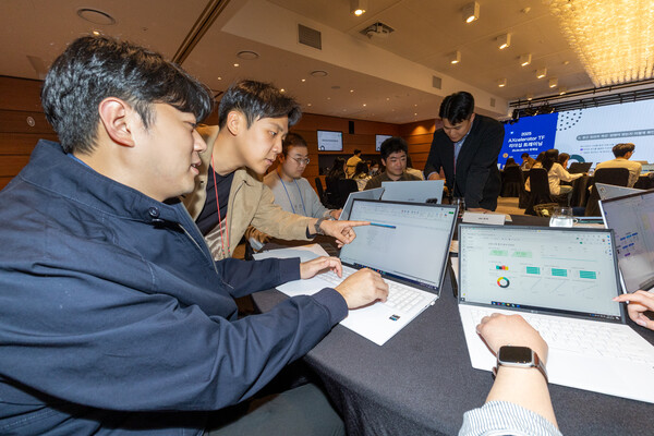행사에 참여한 태스크포스(TF) 리더들이 인공지능(AI) 중심의 문제 해결을 위한 토론을 진행하고 있는 모습. / KT