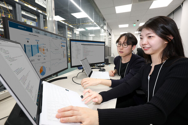 KT가 인공지능(AI)을 활용한 선제적 품질 혁신을 통해 네트워크 사항을 점검하는 모습. / KT