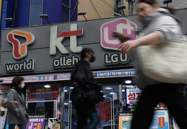3월 12일 서울의 한 휴대폰 매장 앞으로 시민이 지나가고 있다. / 뉴스1
