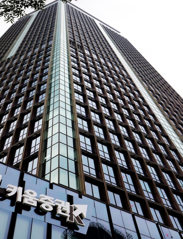 키움증권은 최근 7년간 모회사 다우기술에 총 4752억원의 비용을 지급했다. 전체 전산운용비의 87.5%를 차지하는 규모다. 이 기간 키움증권의 전산 장애 배상 건수는 34건으로 대형 증권사 10곳 중 가장 많았다.  / 키움증권