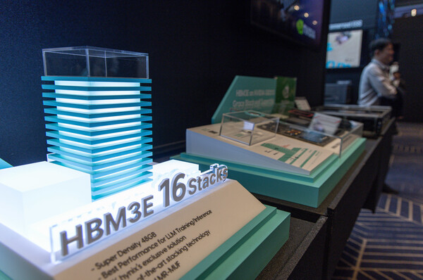 지난해 11월 4일 서울 강남구 코엑스에서 열린 SK AI SUMMIT 2024에 엔디비아 GB200 그레이스 블랙웰 슈퍼칩과 SK하이닉스의 HBM3E가 전시돼 있다. / 뉴스1