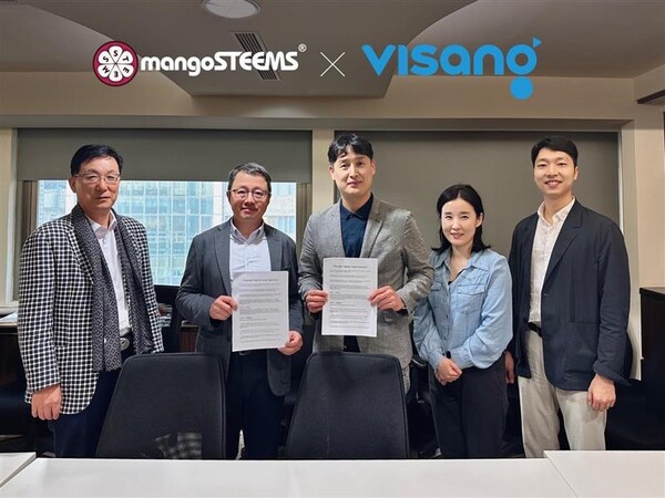 비상교육이 대만 에듀테크 기업 망고스팀스와 챌린지 공급 계약을 체결하고 기념사진을 촬영하고 있다. 맨 왼쪽부터 순서대로 디제이 김(DJ Kim) COO(Chief Operations Officer), 량밍신(Liang, Ming-Hsin) 망고스팀스 대만 지사 대표, 하이규 비상교육 디지털 해외사업부장 / 비상교육