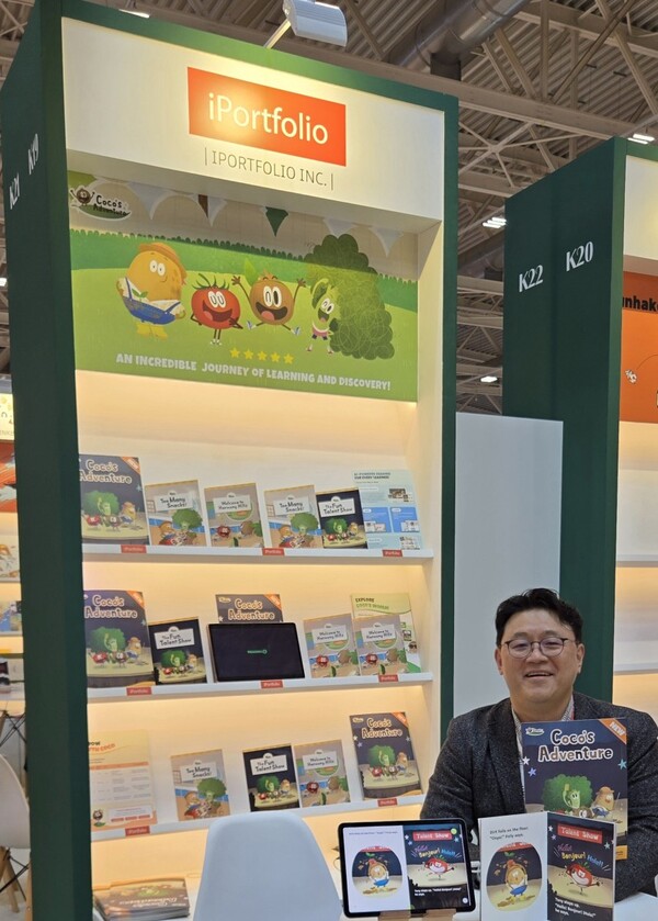 글로벌 AI 에듀테크 영어교육 전문기업 아이포트폴리오가 이탈리아 볼로냐에서 열린 ‘2025 볼로냐 아동도서전’에서 AI맞춤형 영어 콘텐츠 ‘코코스 어드벤처(Coco’s Adventure)’를 글로벌 시장에 최초 공개했다. 사진은 아이포트폴리오 부스에 있는 김성윤 대표. / 아이포트폴리오