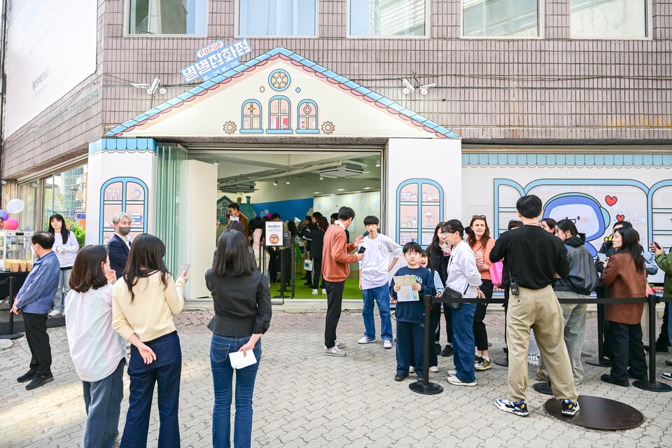 한국과학창의재단은 과학의 달을 맞아 성수역 3번 출구 앞 노바포털에 팝업을 열었다. 입장을 위해 관람객들이 줄을 서 있는 모습. / 한국과학창의재단