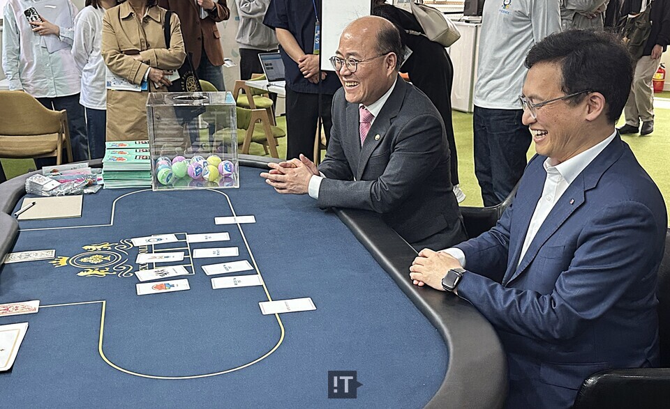 이창윤 과학기술정보통신부 제1차관과 정우성 한국과학창의재단 이사장이 홀덤 콘셉트의 과학 퀴즈 콘텐츠를 체험해 보고 있다. / 김경아 기자