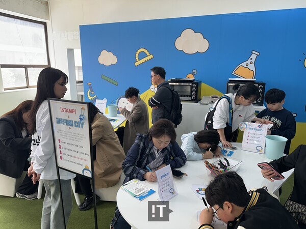 관람객들이 ‘과학의 달 x 나만의 과학 키링 만들기(슈링클스 레진)’를 체험하고 있다. 슈링클스는 열 가소성 플라스틱인 폴리스티렌이라는 고분자 화합물로, 일정 온도 이상 올라가면 변형이 쉬운 상태가 되고, 온도가 내려가면 딱딱한 상태가 된다. / 김경아 기자