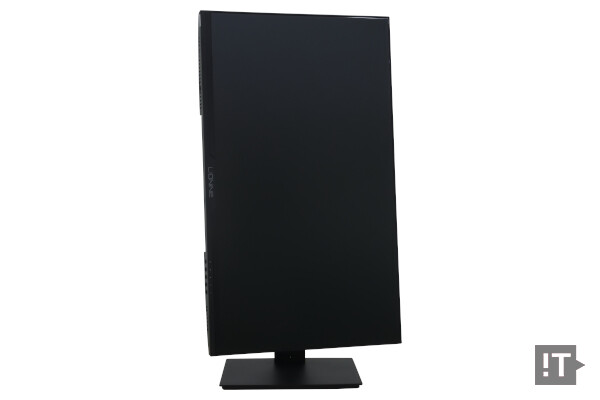 스탠드는 틸트, 스위블에 높낮이 조절과 피봇까지 모두 가능하다. / 권용만 기자