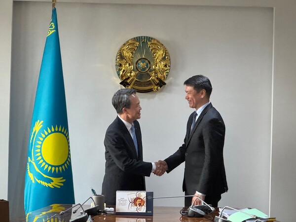 진옥동 신한금융그룹 회장이 누를란 압드라흐마노프(Nurlan Abdrakhmanov) 카자흐스탄 금융감독원 은행 담당 수석부원장을 만나 인사를 나누고 있다./신한금융
