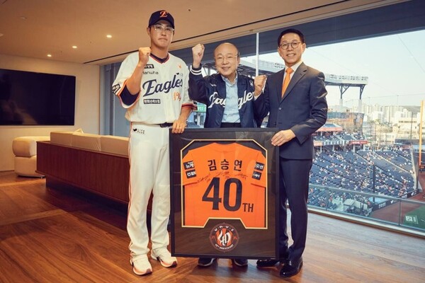 김승연(사진 가운데) 한화그룹 회장은 11일 대전 한화생명볼파크를 방문해 한화 이글스 창단 40주년과 신축구장 개장을 축하했다. 김 회장이 이날 한화이글스 주장 채은성(사진 왼쪽), 박종태(사진 오른쪽) 이글스 대표이사와 기념 촬영을 하고 있다. / 한화그룹