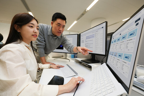 KT 직원들이 태국어 거대언어모델(LLM) 플랫폼 구축 프로젝트에서 개발한 LLM 운영 관리 환경 'LLM 옵스'를 테스트하고 있다. / KT