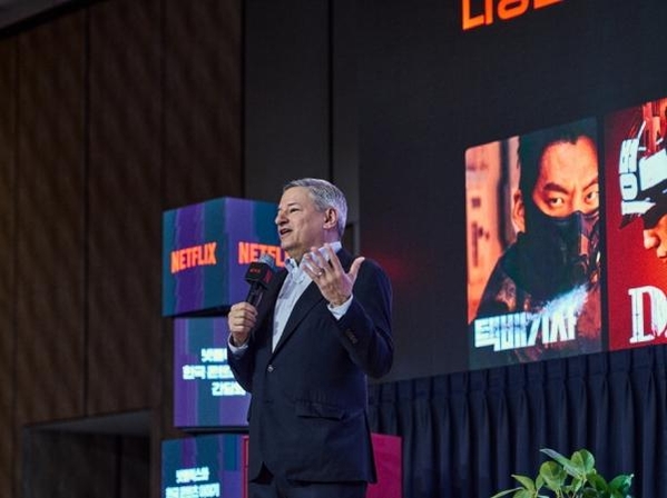 테드 서랜도스 넷플릭스 공동 CEO가 기자간담회에서 발언하고 있다. / 넷플릭스