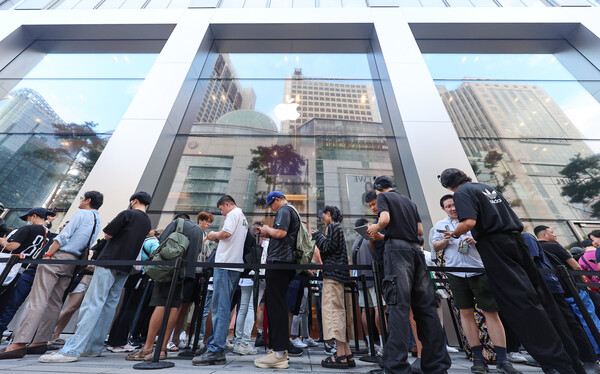 서울 중구 명동 애플스토어 앞에서 시민들이 애플의 스마트폰 '아이폰 16시리즈'를 구매하기 위해 대기하고 있다. / 뉴스1