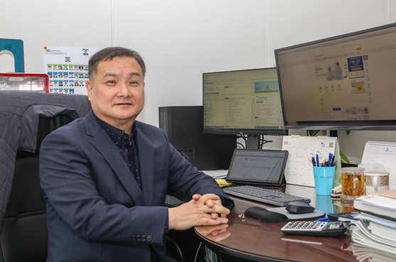 정영철 한국사회보장정보원 정보이사가 사회서비스 전자바우처 사업에 대해 설명하고 있다. / 한국사회보장정보원