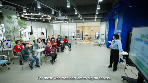 디지털 배움터 공간에서 제공되는 시니어 대상 교육 모습 / 마이크로소프트 영상 갈무리