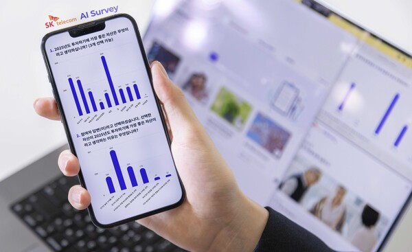 스마트폰을 통해 SK텔레콤 인공지능(AI) 서베이(Survey) 홈페이지에 접속해 설문 정보를 확인하는 모습. / SK텔레콤