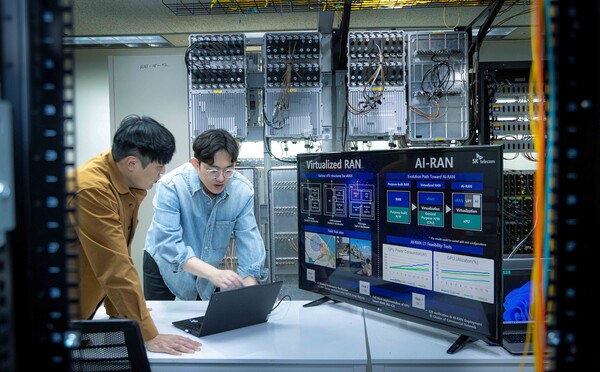 SK텔레콤 구성원들이 분당사옥에서 네트워크 AI 관련 연구를 진행하고 있다. / SK텔레콤