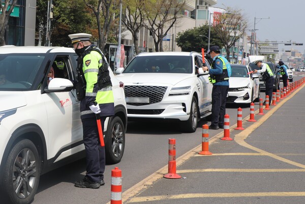 교통법규를 자주 위반한 사람일수록 사고 위험이 일반 운전자에 비해 현저히 높은 것으로 나타났다 / 뉴스1
