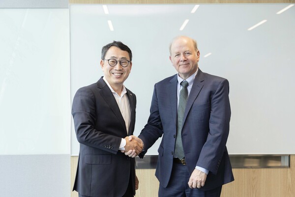 17일 서울 을지로 SK텔레콤 본사에서 유영상 SK텔레콤 대표와 피터 채프먼(Peter Chapman) 아이온큐(IonQ)이사회 의장과 기념 사진을 촬영하고 있다. / SK텔레콤