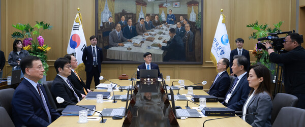 한국은행 금융통화위원회는 17일 오전 서울 중구 한은 본관에서 통화정책방향 결정 금통위를 열고 기준금리를 현 수준인 연 2.75%로 동결했다./한국은행