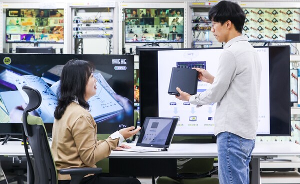 LG유플러스 직원들이 대전 연구개발(R&D)센터에 ‘네트워크(NW)연동 시험실’에서 네트워크 장비와 와이파이7 공유기의 상호 작용을 모니터링하고 있다. / LG유플러스