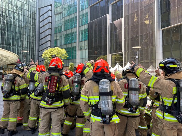 ‘2025 스카이런’ 출발 전 완주 의지를 다지는 서울시 소속 소방사들. /IT조선