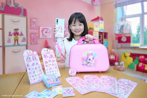 LG유플러스 모델이 캐치! 티니핑 굿즈 세트를 소개하고 있다. / LG유플러스