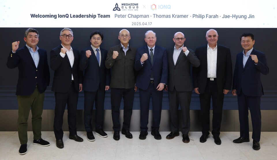 17일 메가존클라우드 서울 역삼동 연락사무소에서 메가존클라우드와 아이온큐 관계자들이 시장 확대방안에 대한 협력 논의를 마친 뒤 기념 촬영을 하고 있다. (왼쪽부터) 메가존클라우드 황인철 CRO, 김동호 CQO, 이주완 이사회 의장, 염동훈 대표, 아이온큐 피터 채프먼 이사회 의장, 토머스 크레이머 CFO, 필립 파라 부사장, 진재형 한국 지사장 / 메가존클라우드